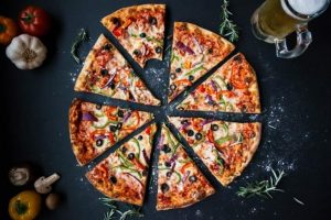 cắt pizza thành nhiều miếng nhỏ